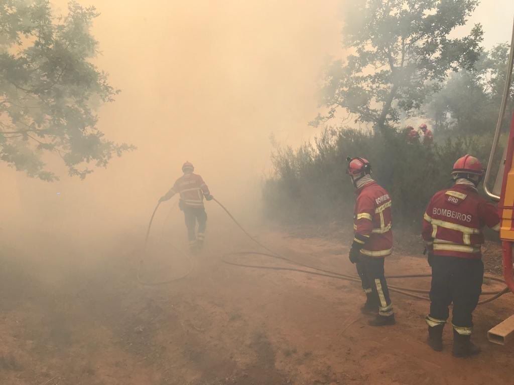 Medios portugueses trabajando en el incendio de la Sierra de la Culebra