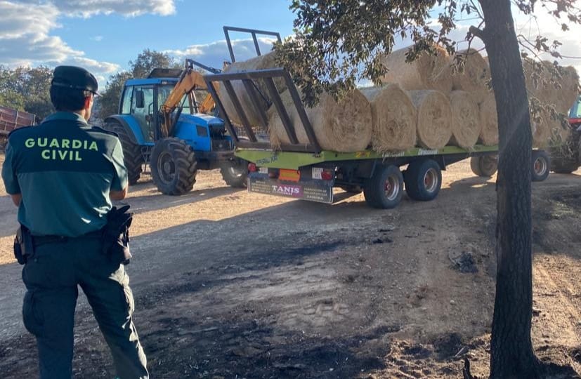 Entrega de pacas a ganaderos afectados por el incendio