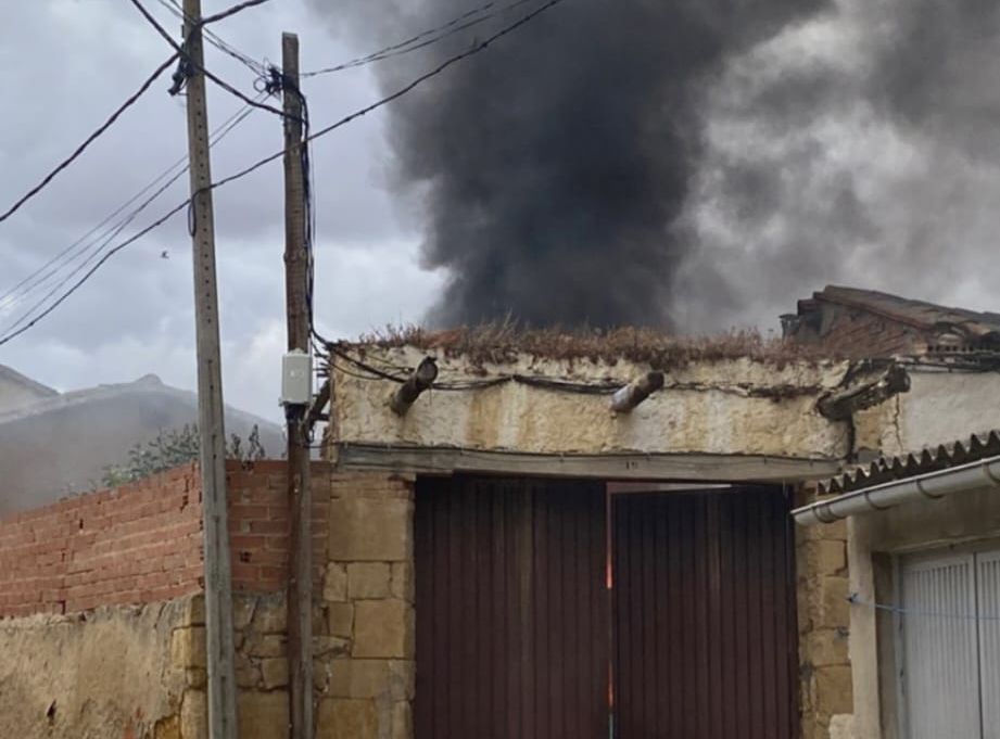 Incendio de una autocaravana en un corral en Gema