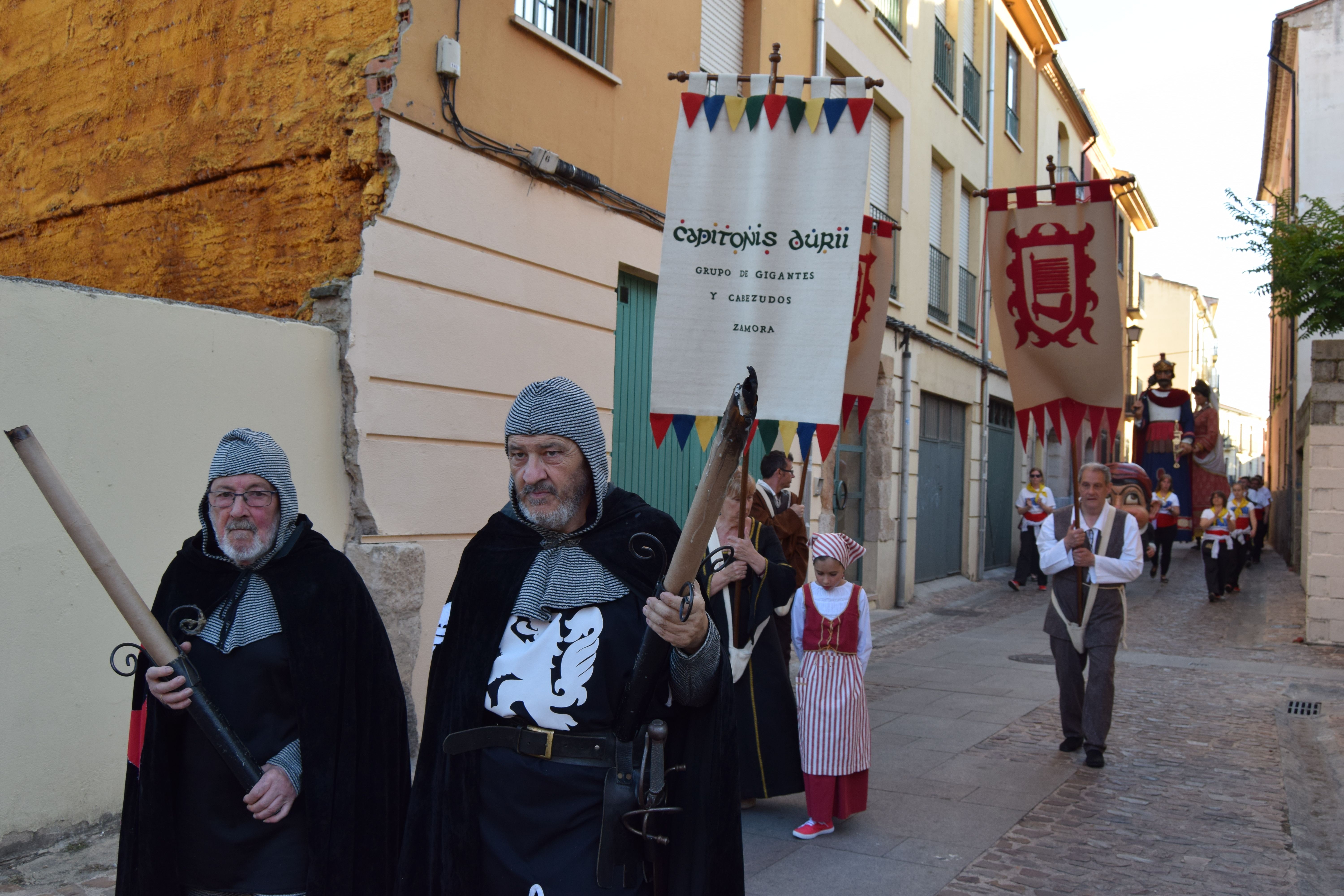 Capitonis Durii y Plaza Nueva recorren la ciudad (1)