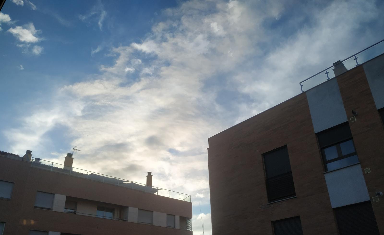 Sol y algunas nubes en Zamora