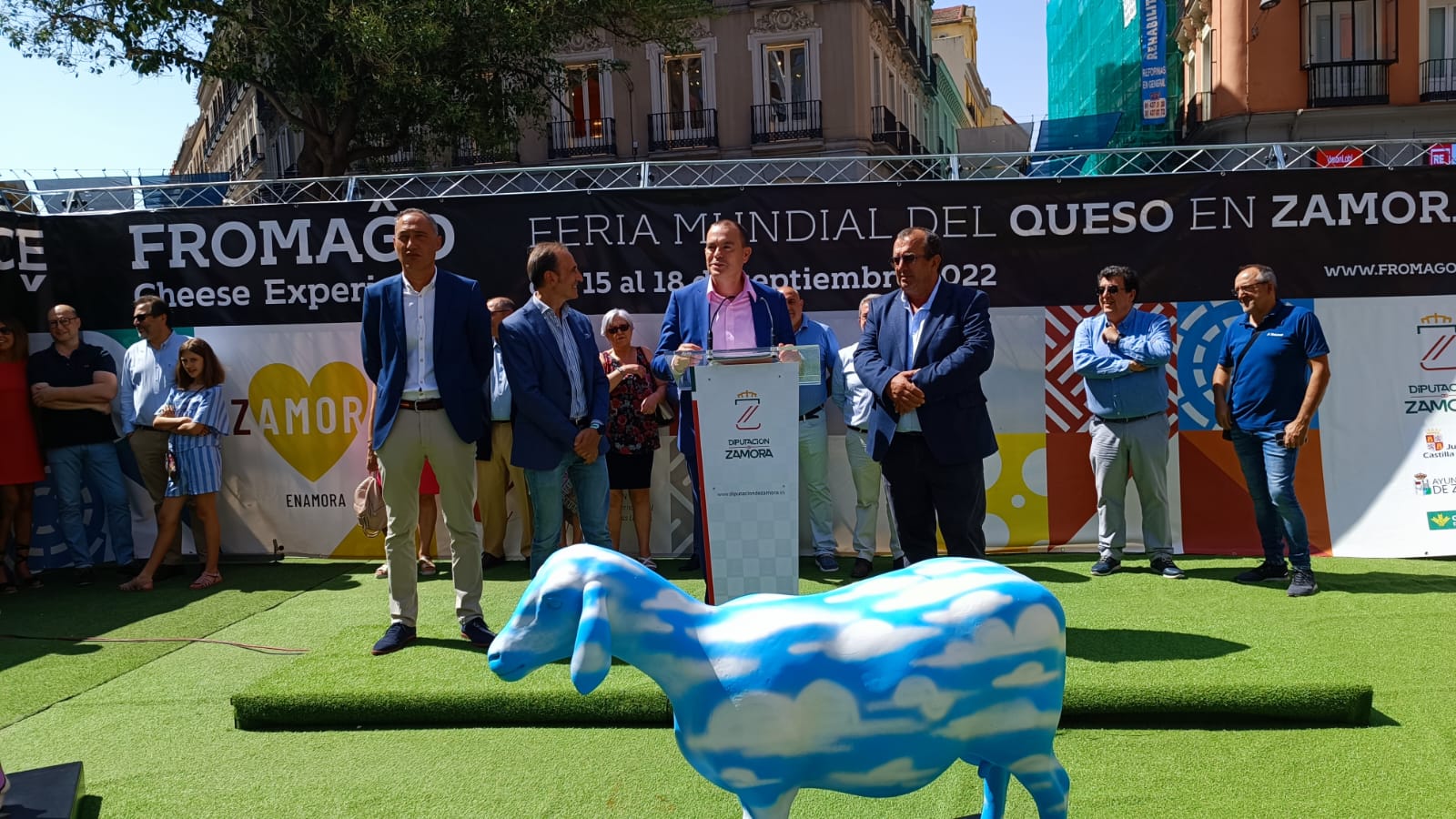 El “color zamorano” llega a la madrileña plaza del Callao con la exposición ‘Ovejas Fromago Cheese Experience’ (2)