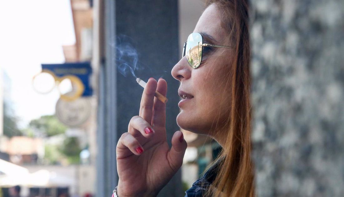 Mujer fumando un cigarro. Europa Press