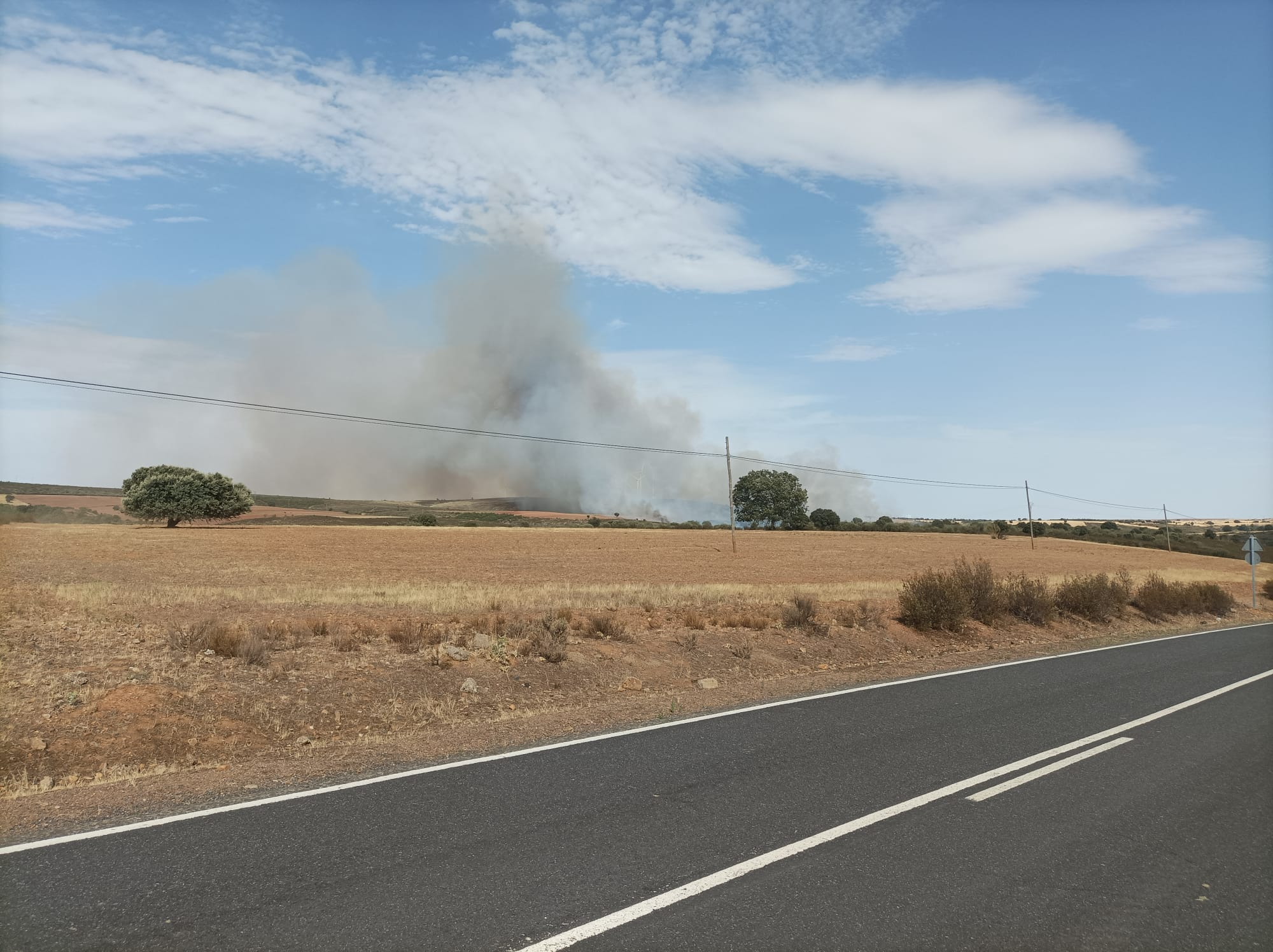 Incendio en Vegalatrave. FOTO: RAFA LORENZO