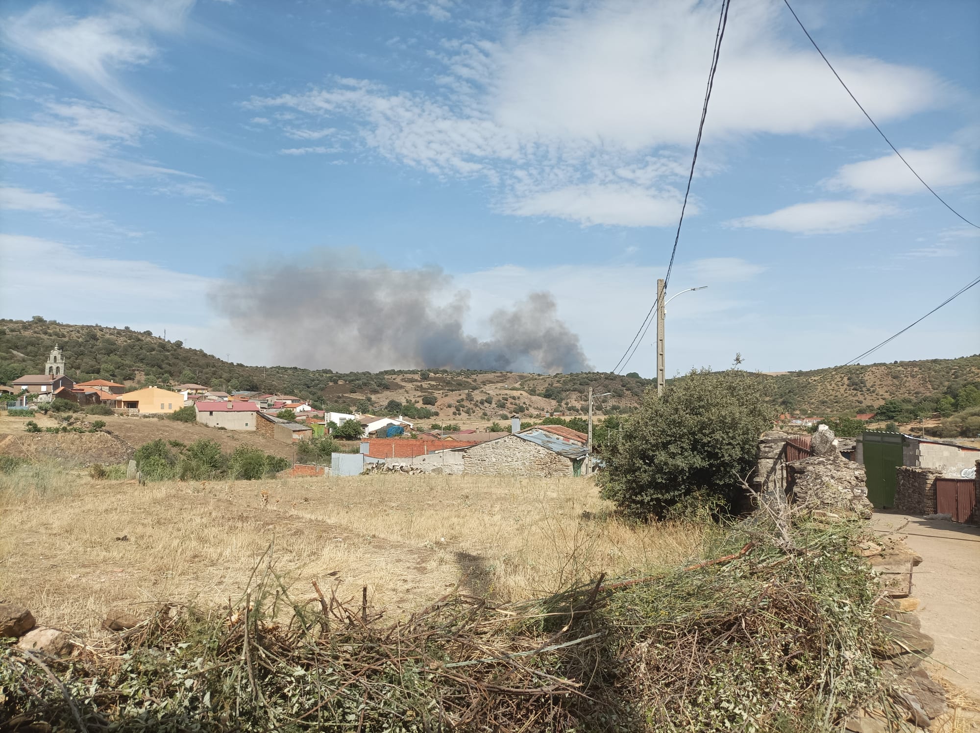 Incendio en Vegalatrave. FOTO: RAFA LORENZO