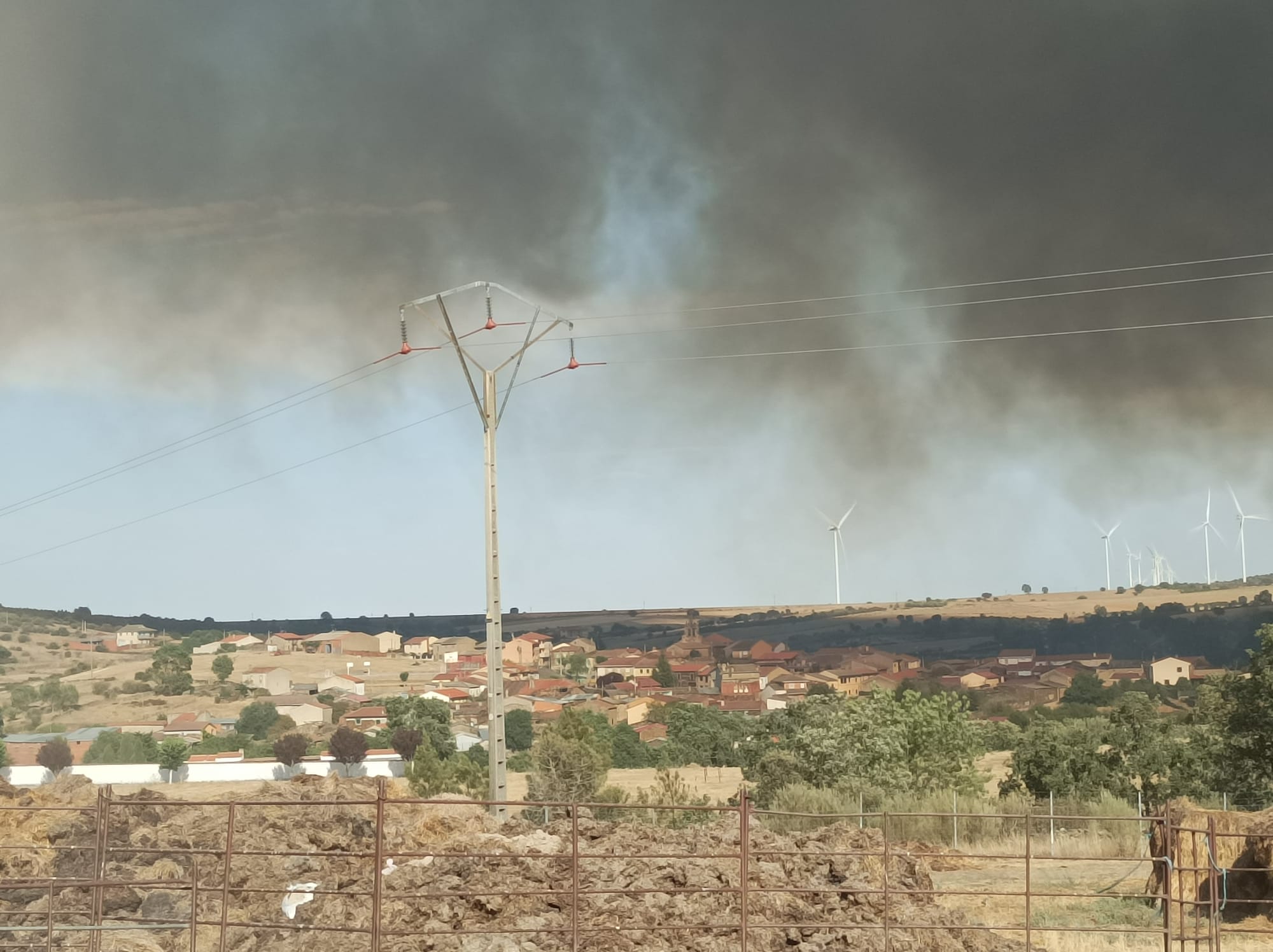 Incendio en Vegalatrave. FOTO: RAFA LORENZO