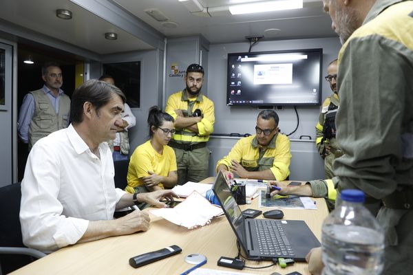 Quiñones en el puesto de mando del incendio de las Batuecas