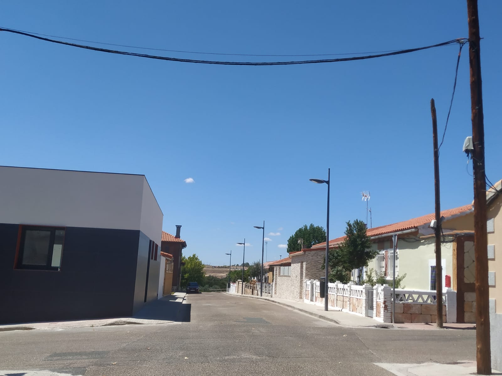 Sol y calor. Jornada con cielos despejados desde el barrio de San Lázaro