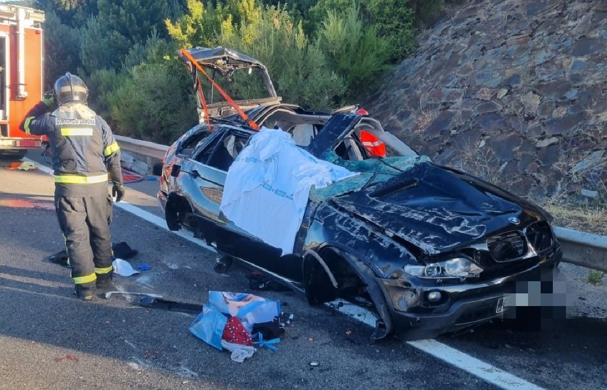 Imágenes de un accidente mortal en la A-52 este verano