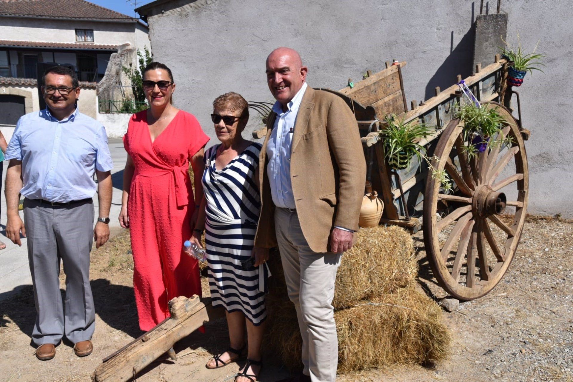 Virginia Barcones (2 i) y Jesús Julio Carnero (d), en la Feria de La Raya