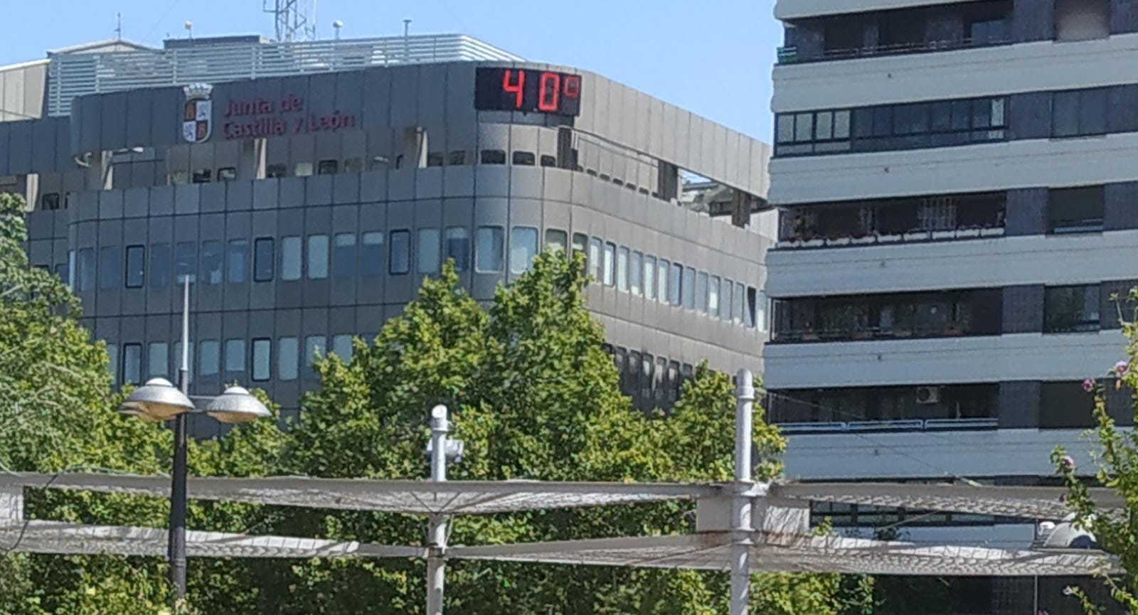 El termómetro de la Plaza de la Marina durante una ola de calor el pasado verano.