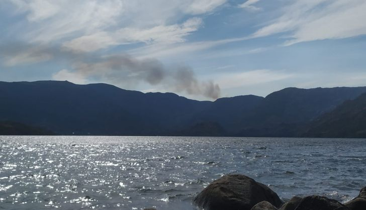 Columna de humo vista desde el Lago de Sanabria 