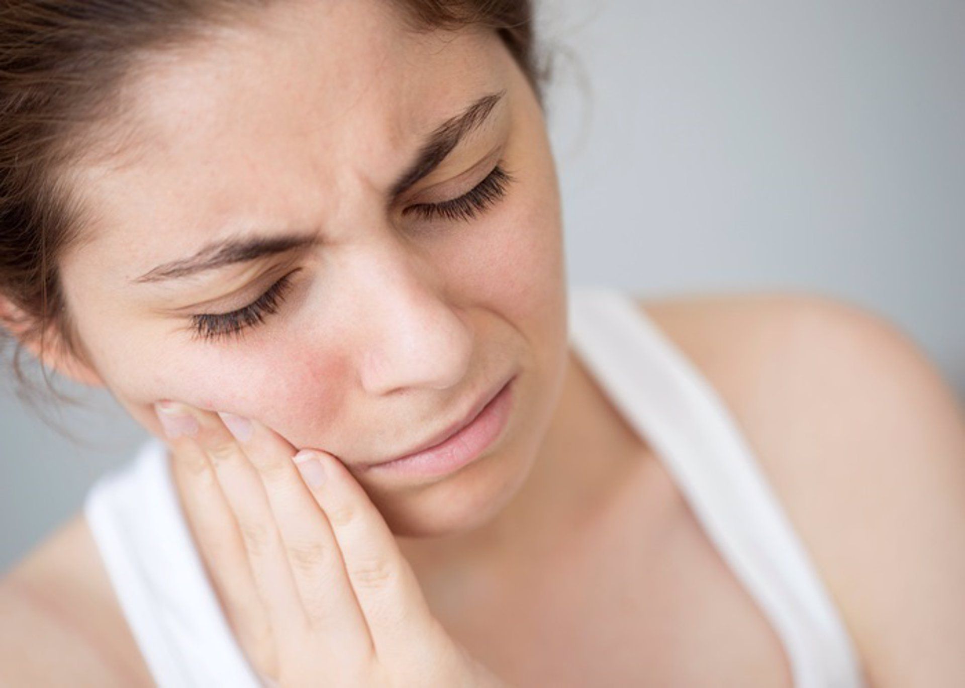 Mujer con dolor de muelas