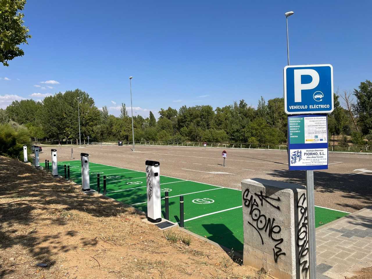 Puntos de recarga para coches eléctricos de la carretera de la Aldehuela. PP