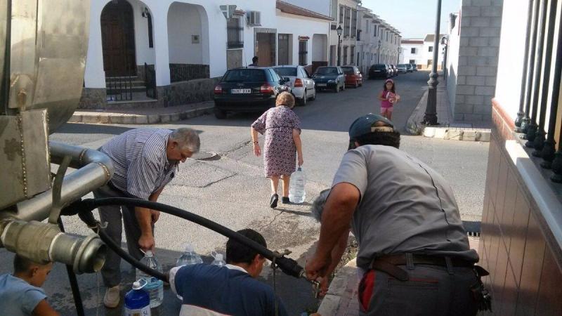 Ciudadanos recogen agua de un camion cisterna (archivo)   Europa Press