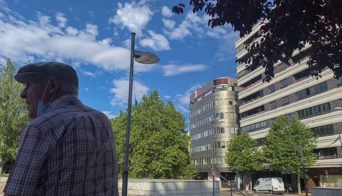 un zamorano se resguarda a la sombra de la plaza de la marina ante el intenso calor 11 1100x632