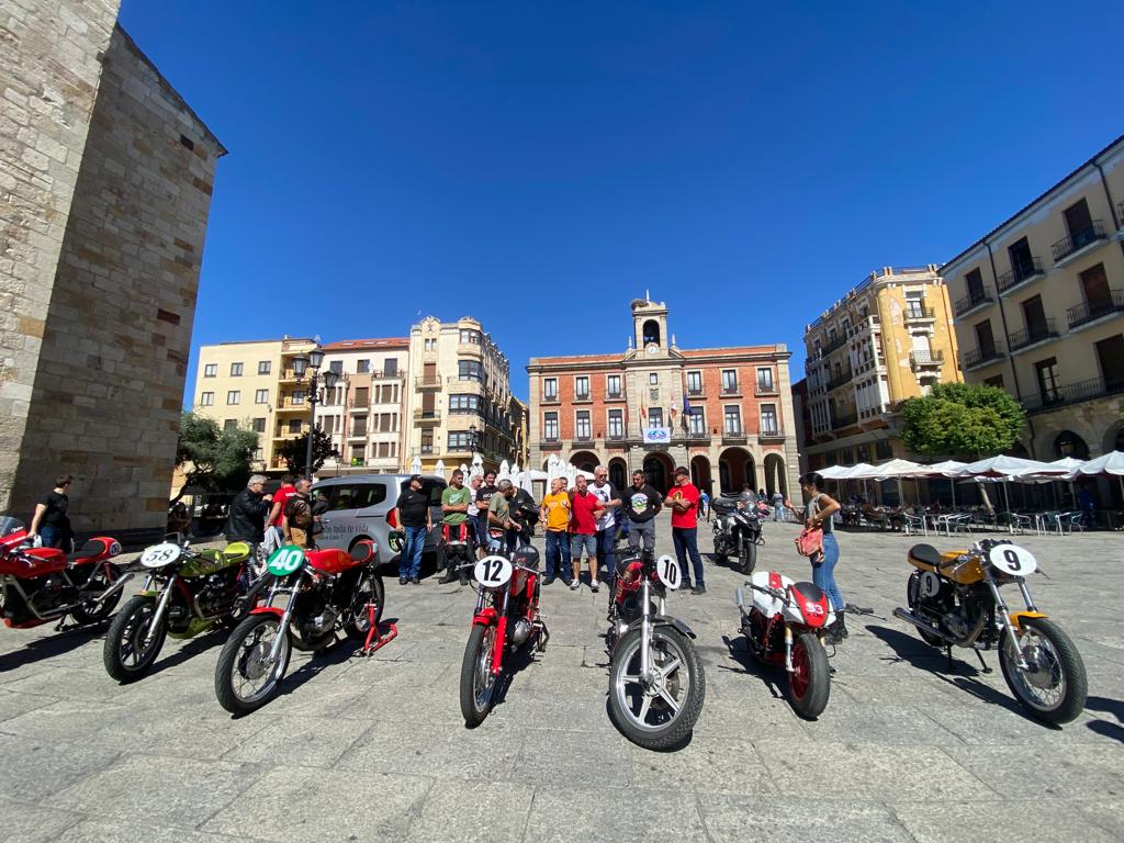 La concentración de motos clásicas en la Plaza Mayor