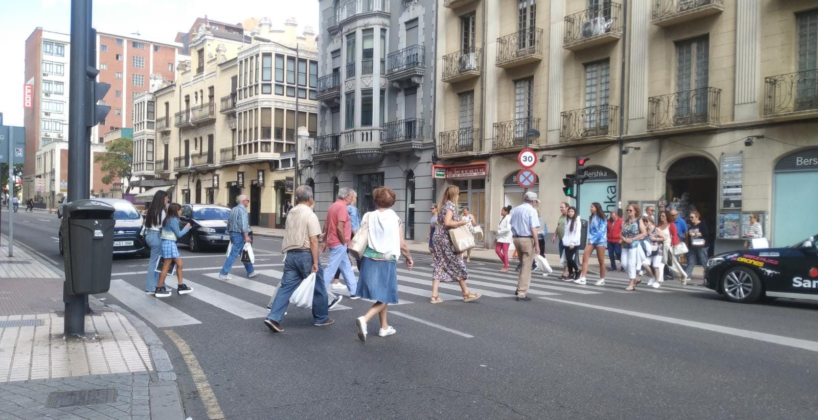 Ciudadanos pasean por Zamora