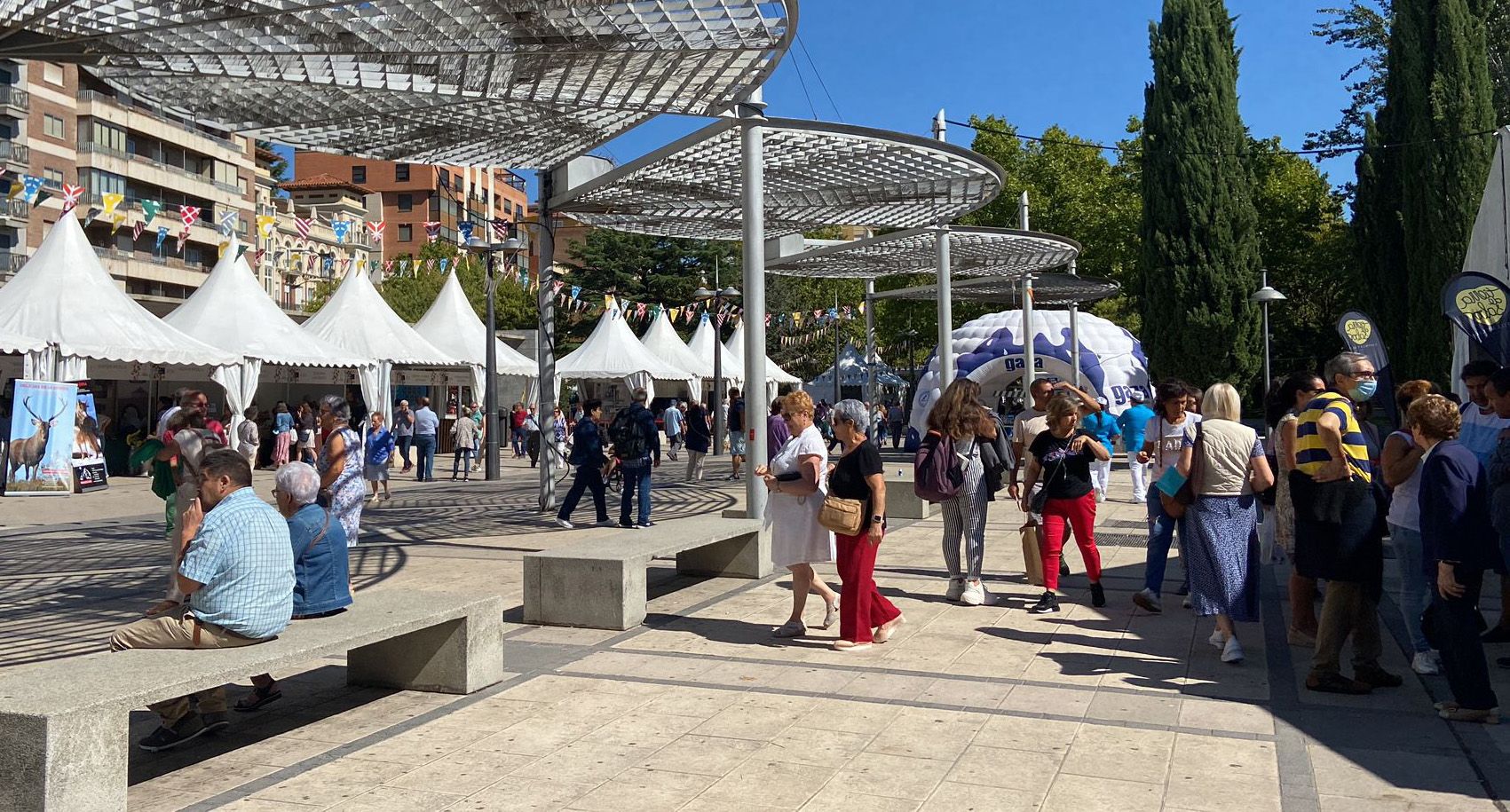 Ciudadanos pasean por Zamora este viernes y visitan la feria Fromago