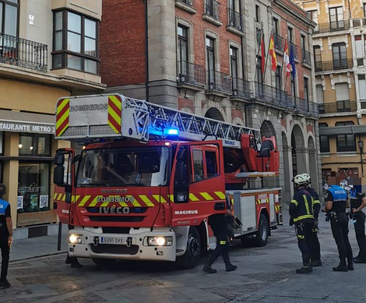 Bomberos en la Plaza Mayor de Zamora. Archivo