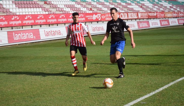 Un jugador del CD Benavente trata de hacerse con un balón en un partido anterior