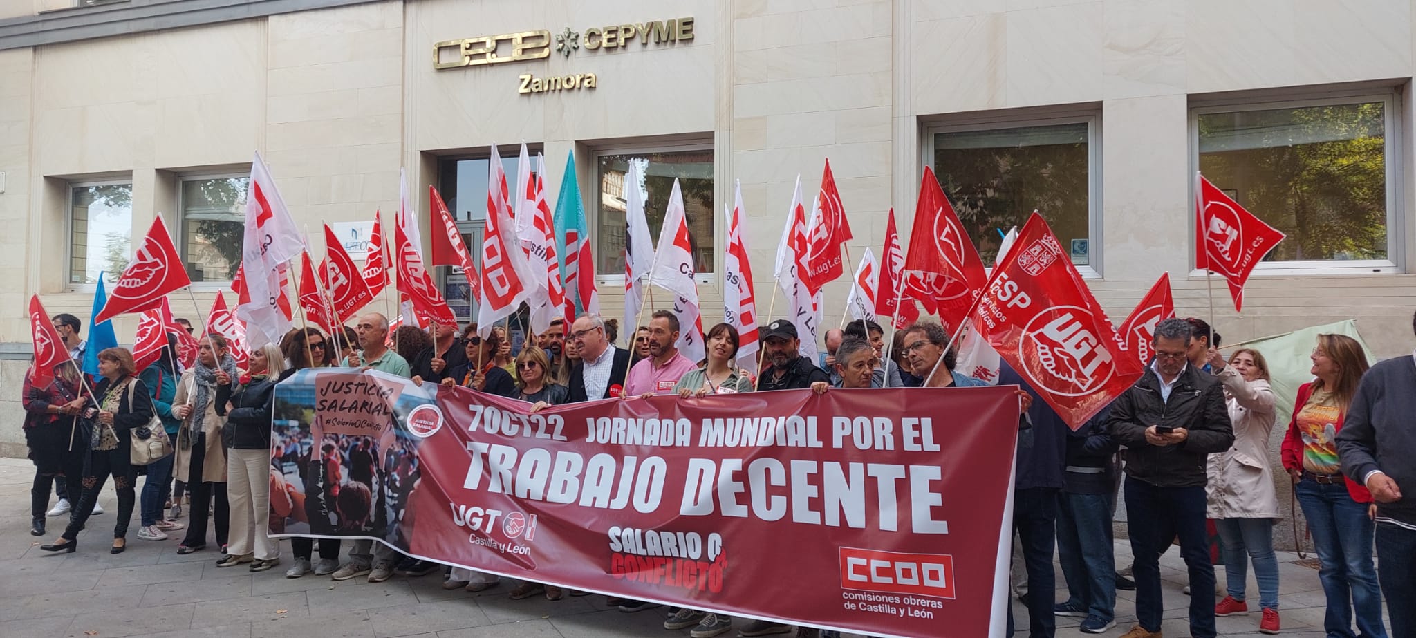 Concentración sindical frente a la sede de la CEOE