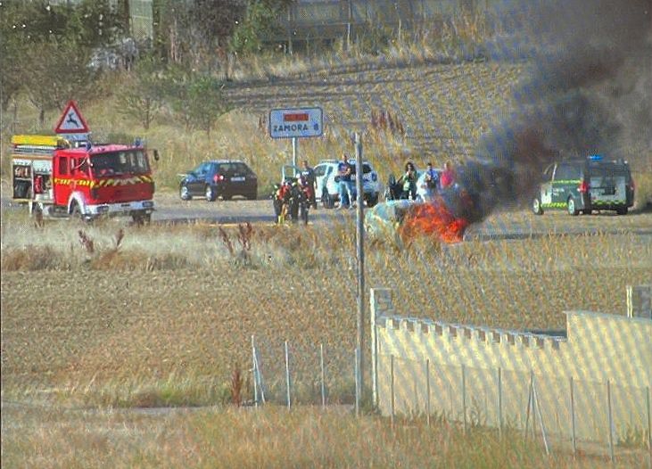 Incendio del turismo en Arcenillas