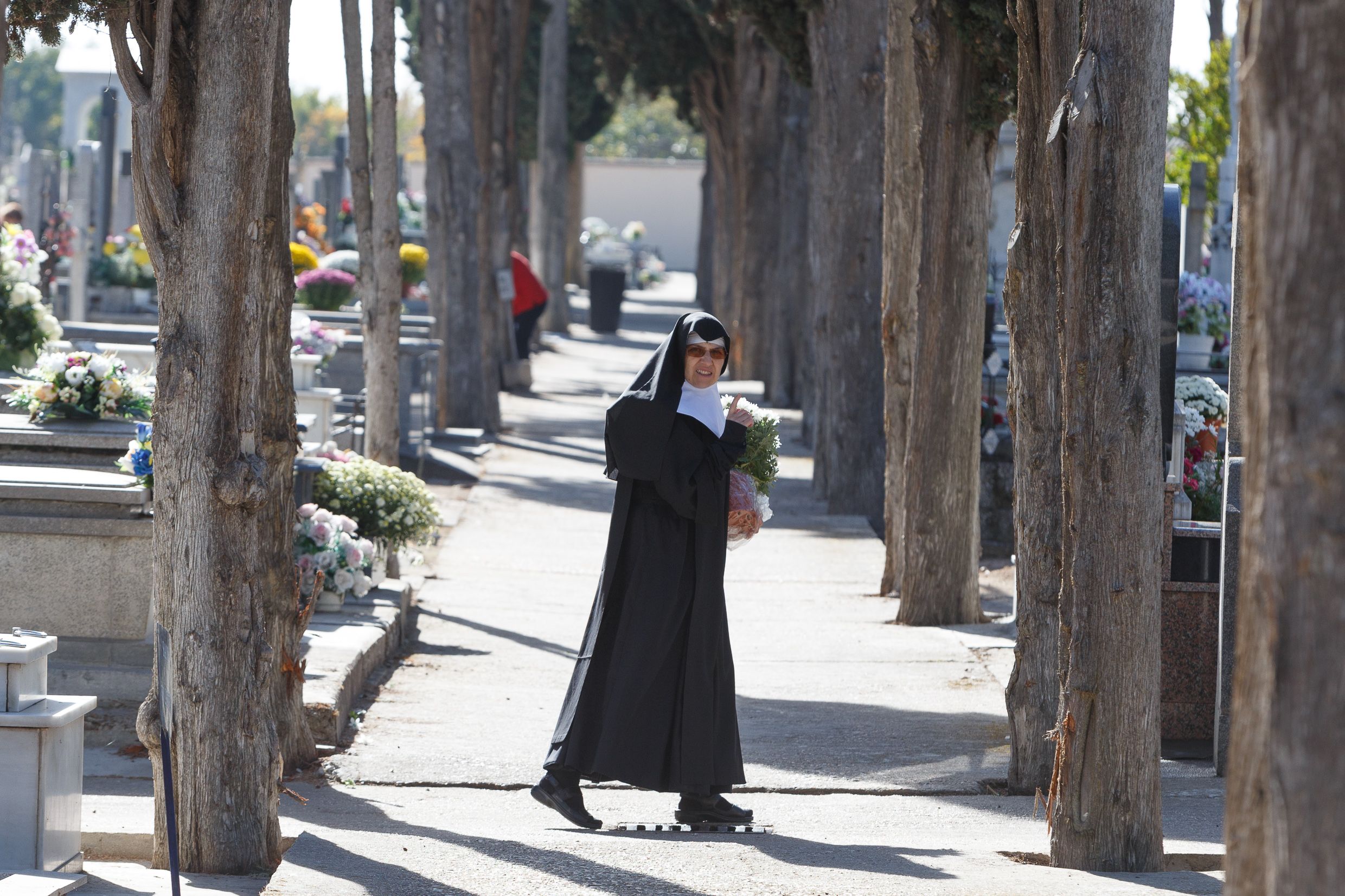 Una monja pasea por el camposanto zamorano. Foto María Lorenzo