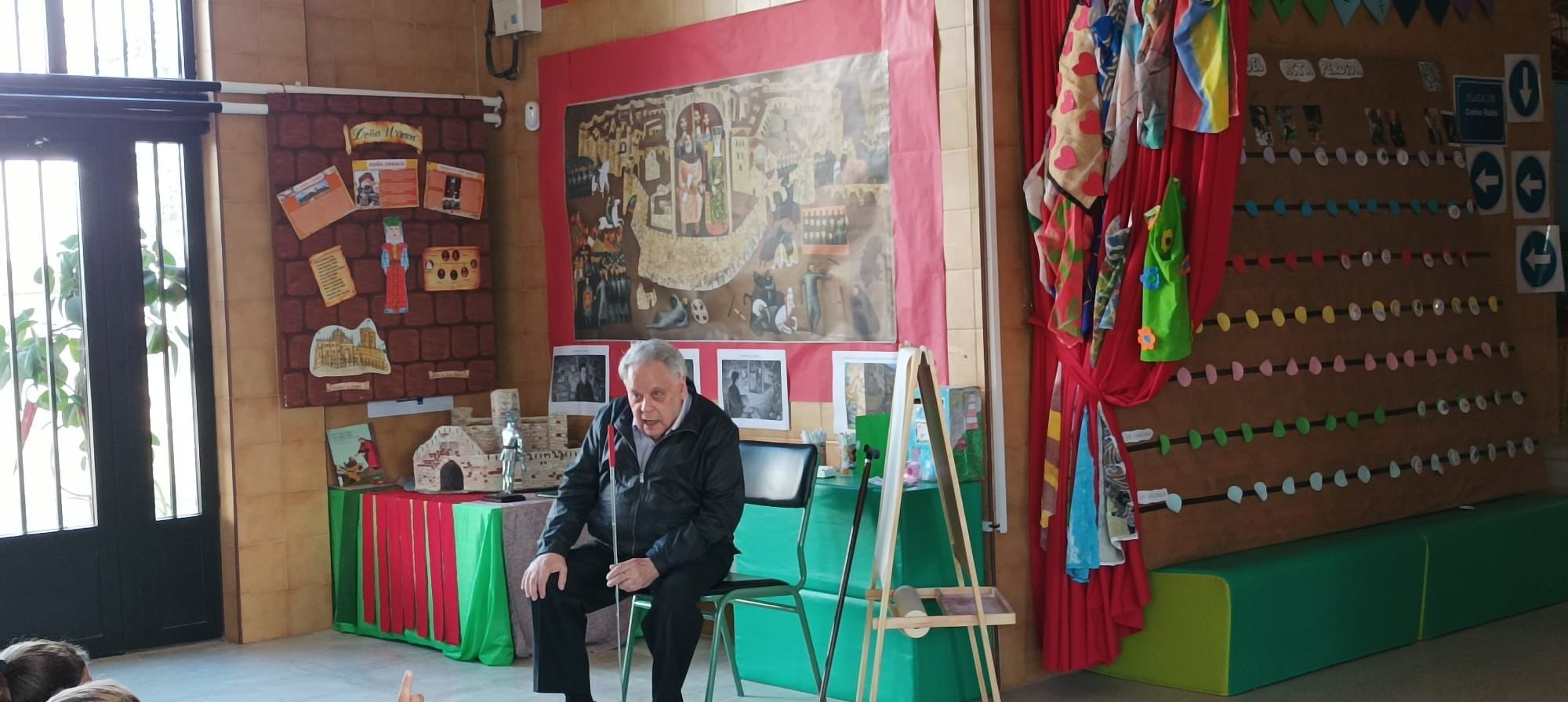 Antonio Pedrero charla con los jóvenes escolares de Moraleja del Vino