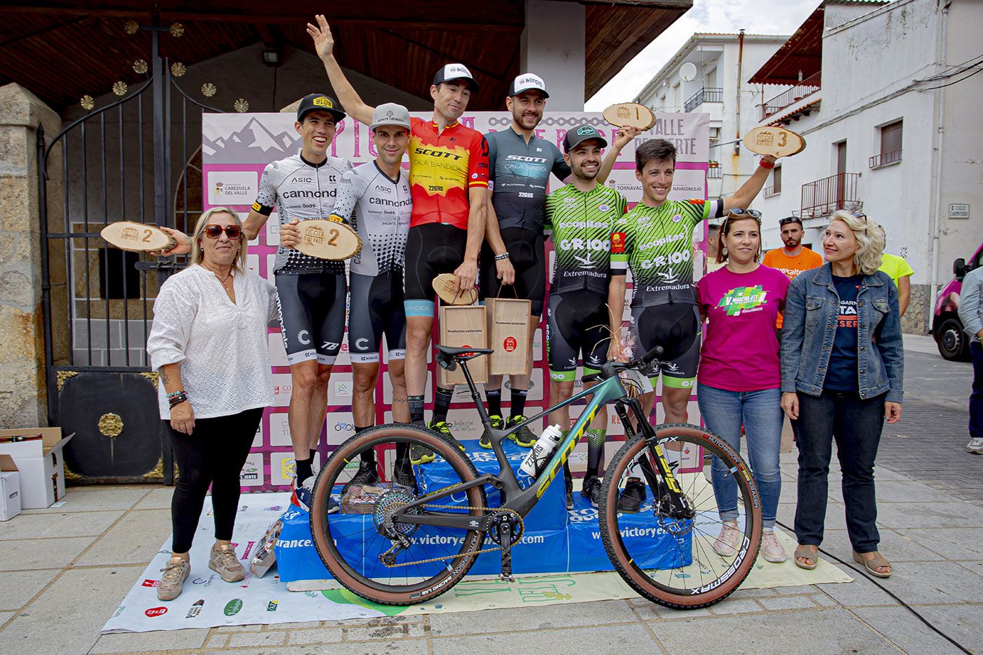 Álvaro Lobato dice adiós al equipo Extremadura-Ecopilas logrando un tercer puesto en la Picota Bike Race junto a su compañero Cordero