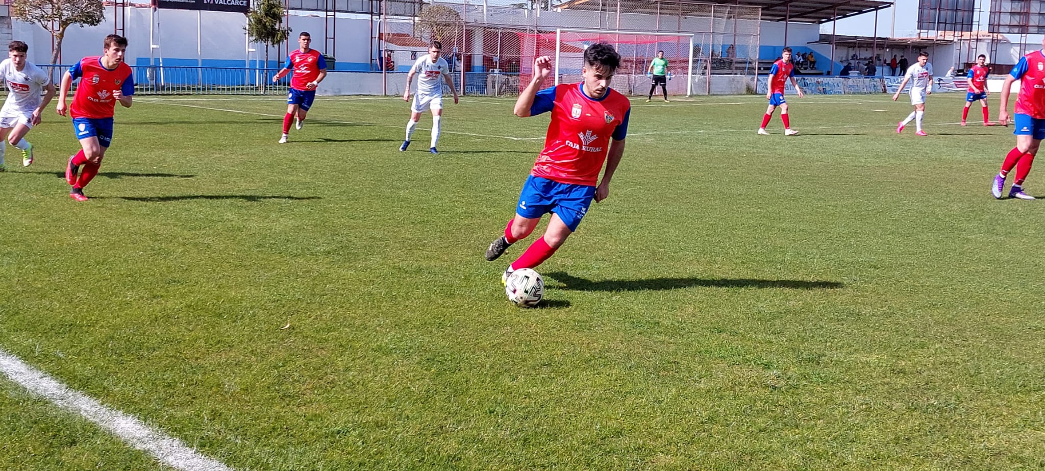 Un jugador del CD Benavente en un partido en el Luciano Rubio. Archivo.