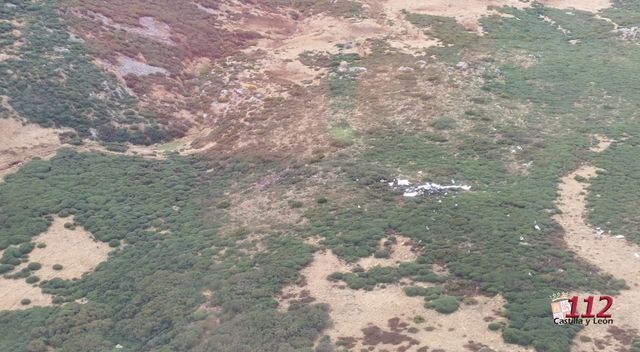 Imagen de la avioneta siniestrada en el entorno de Peña Trevinca. Emergencias CyL 112