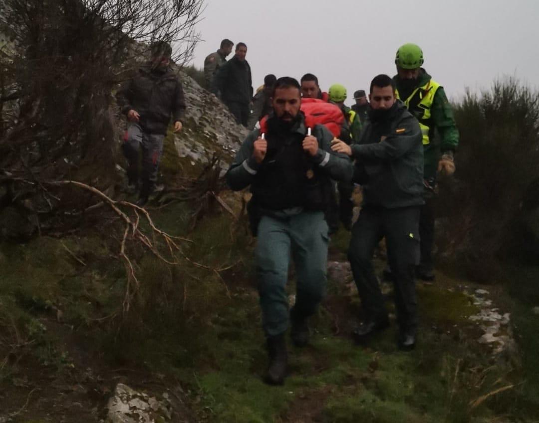 Agentes trasladan el cuerpo sin vida del piloto