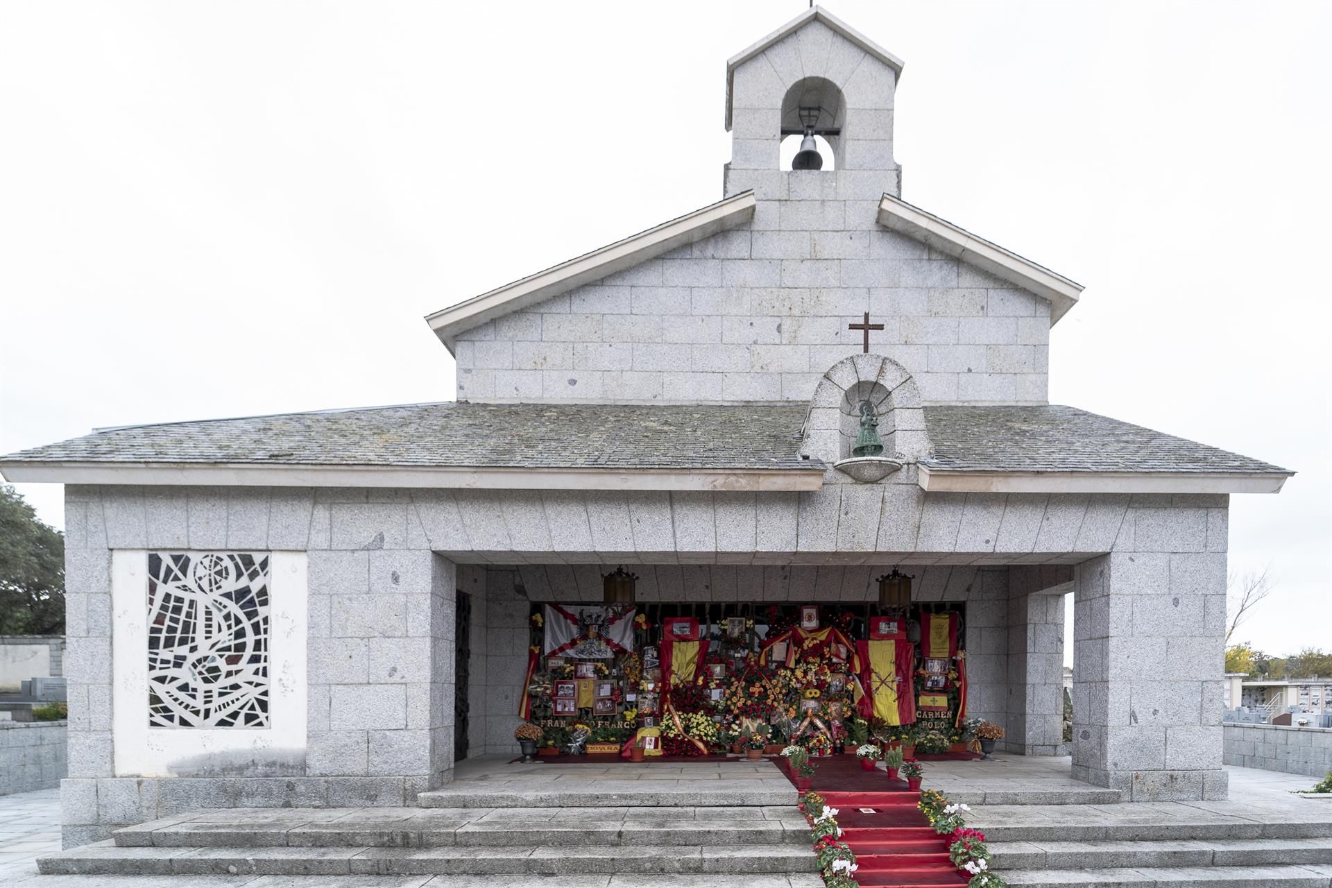 El panteón de la familia Franco, engalanado con flores y banderas de España, en el cementerio de Mingorrubio, a 20 de noviembre de 2021, en El Pardo, Madrid (España). EP