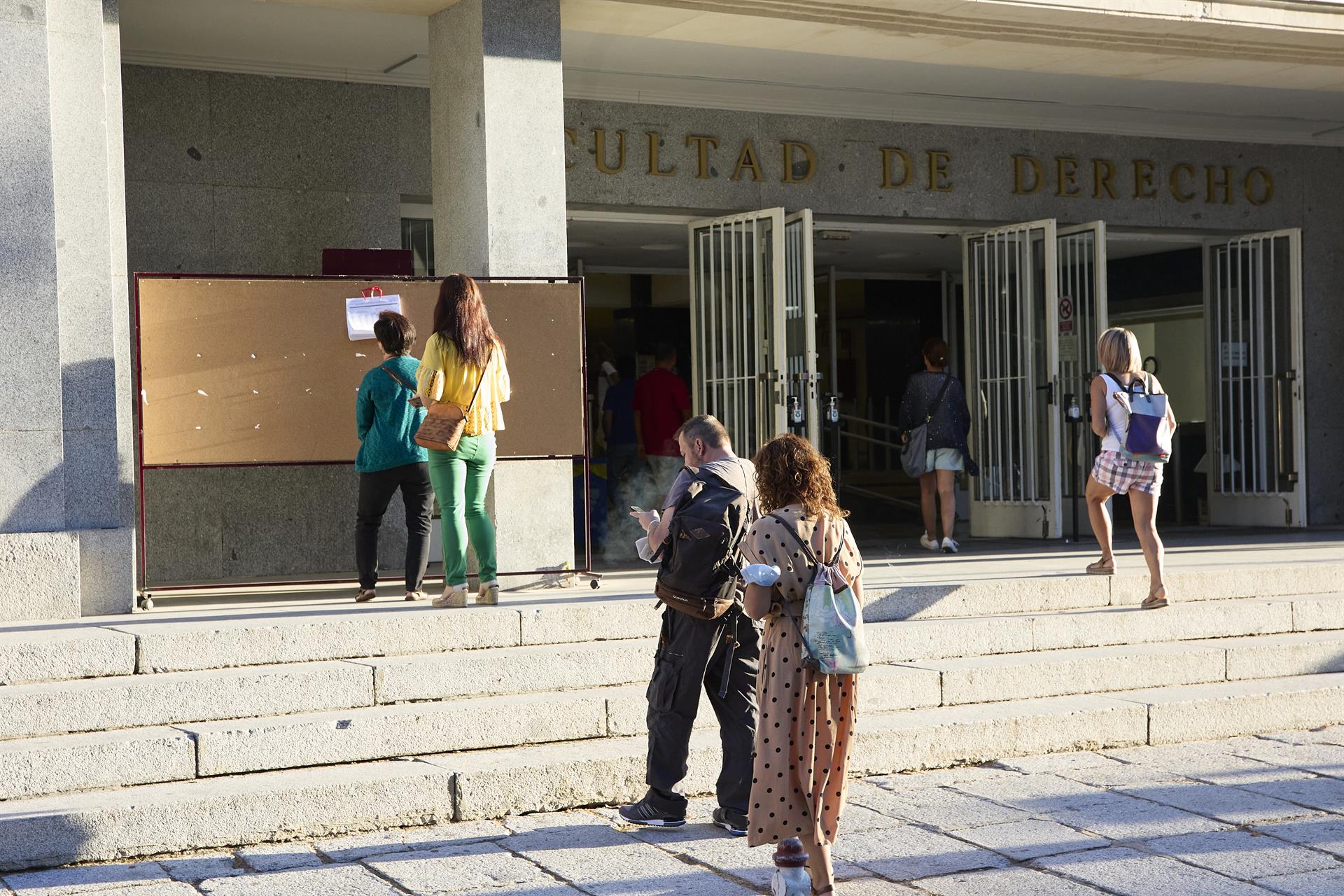 Varias personas a la entrada de la Facultad de Derecho de la Universidad Complutense de Madrid