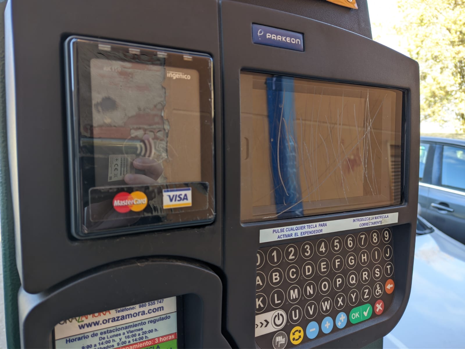 Parquímetro con la pantalla rayada en el entorno de la plaza de toros