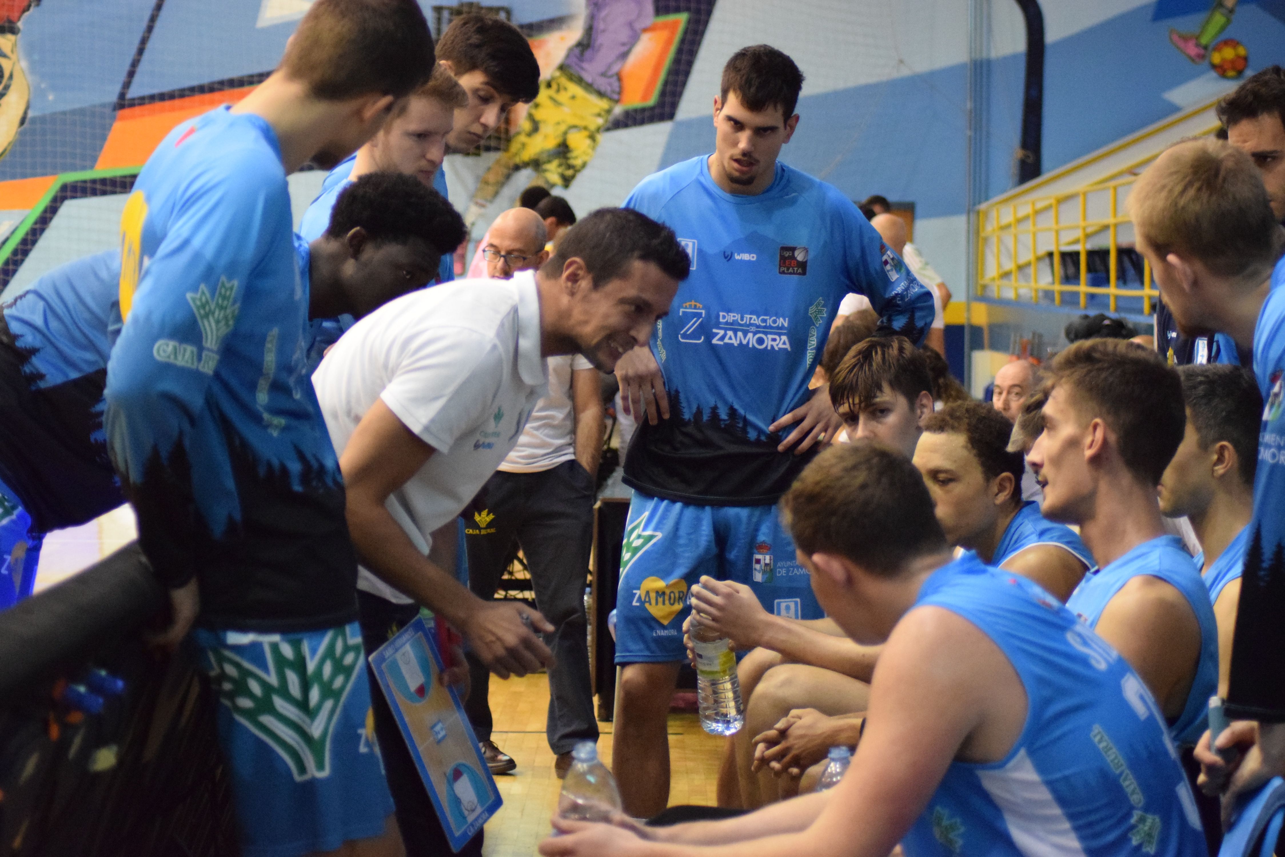 Saulo Hernández da instrucciones a sus jugadores en un partido