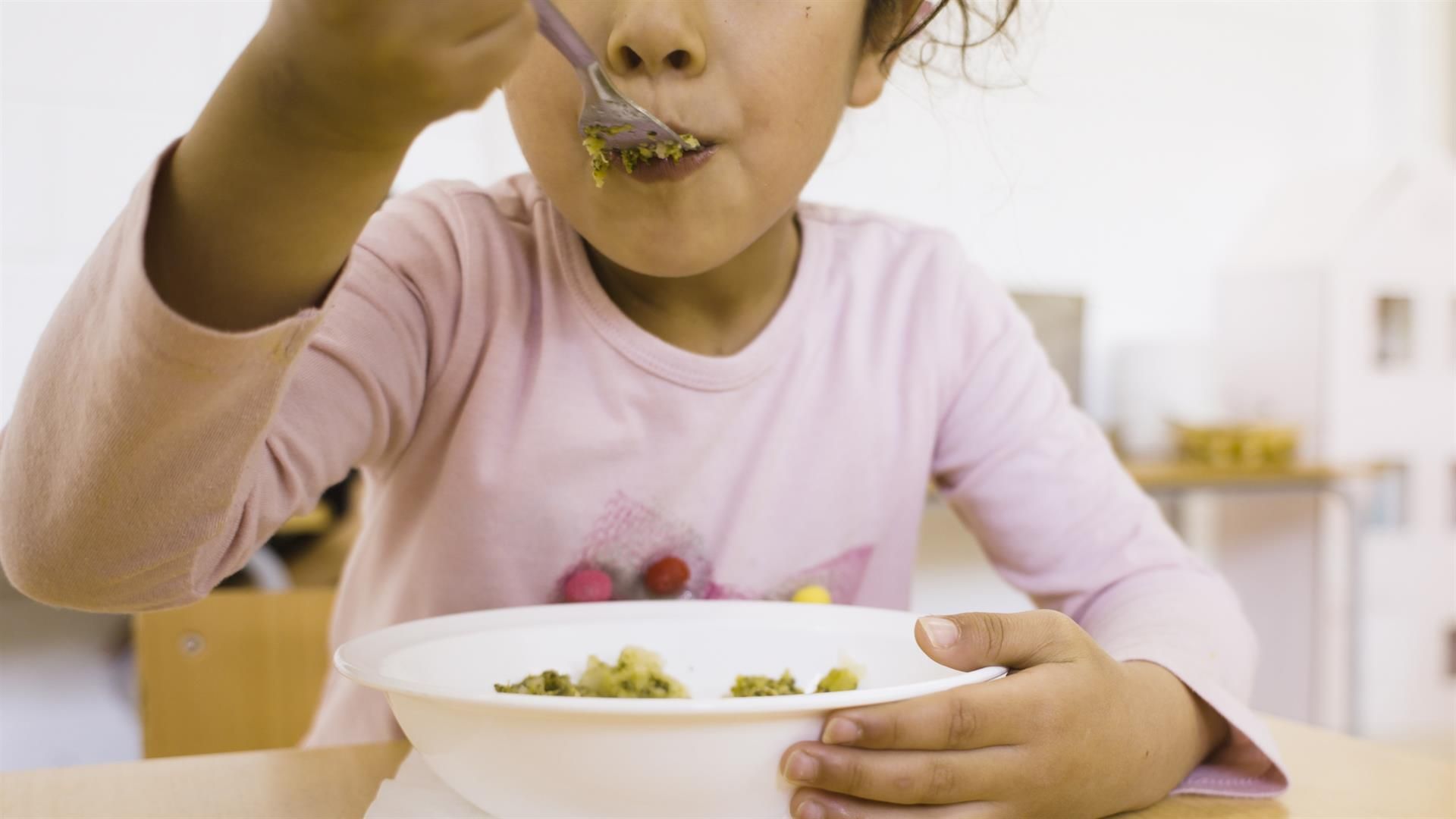 Niña comiendo. Archivo.