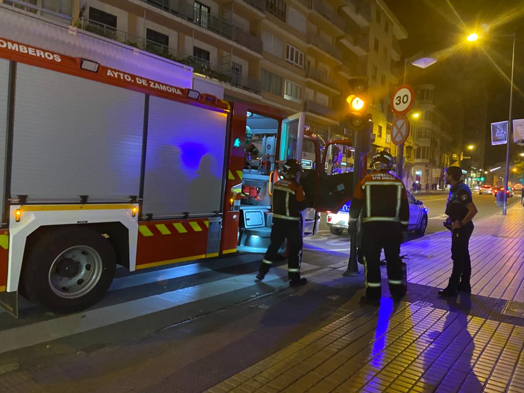 Amplio despliegue para sofocar un incendio en una papelera en la avenida Alfonso IX