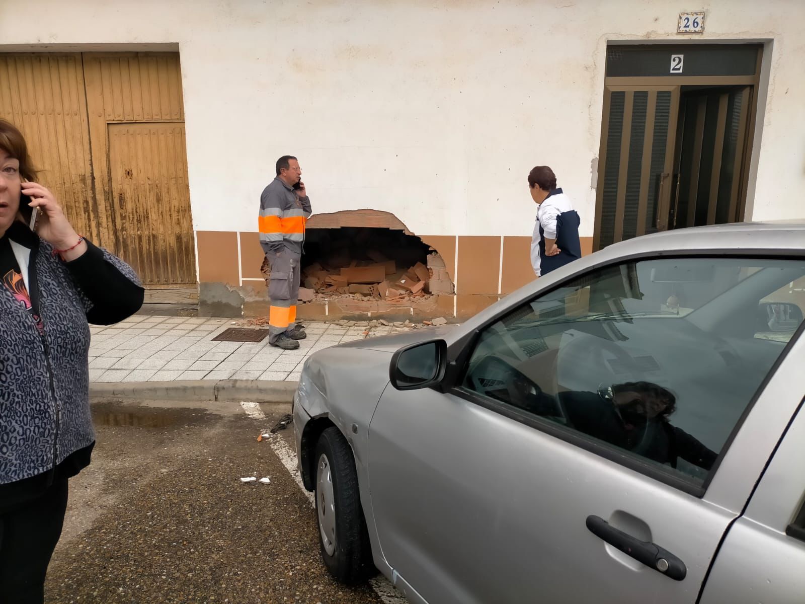 Impacto de un vehículo contra una vivienda en Camarzana de Tera