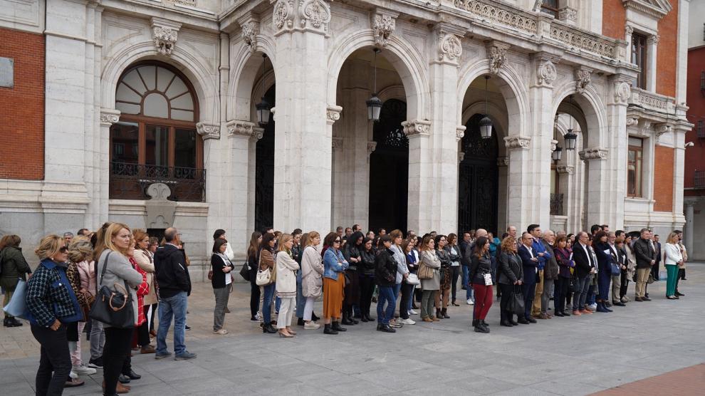 Cinco minutos de silencio a las puertas del Ayuntamiento de Valladolid.Ayuntamiento de Valladolid