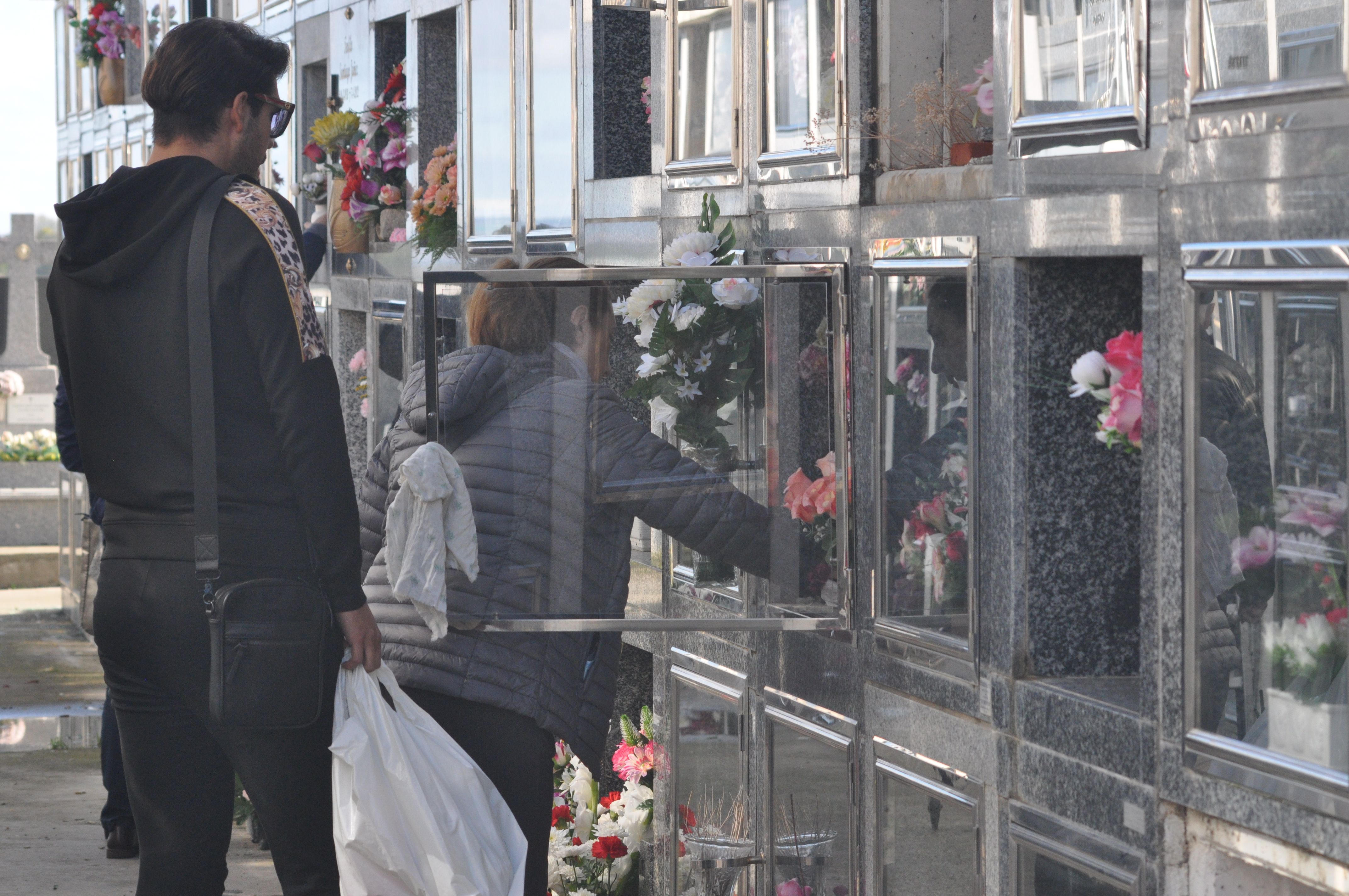 Los zamoranos acuden al cementerio por el Día de Todos los Santos (27)