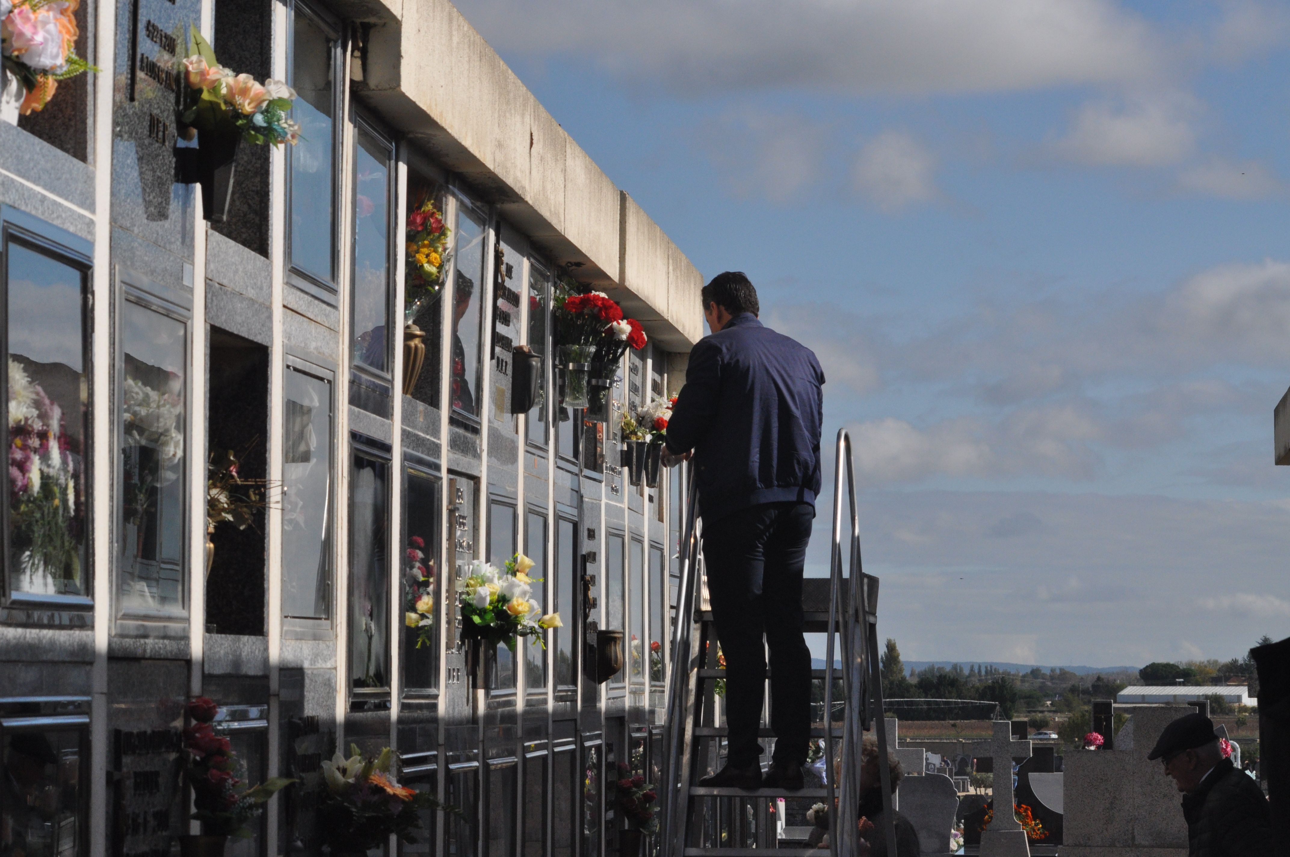 Los zamoranos acuden al cementerio por el Día de Todos los Santos. Archivo.