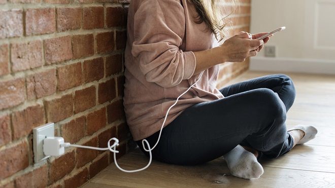 Una joven utilizando su teléfono móvil. EP