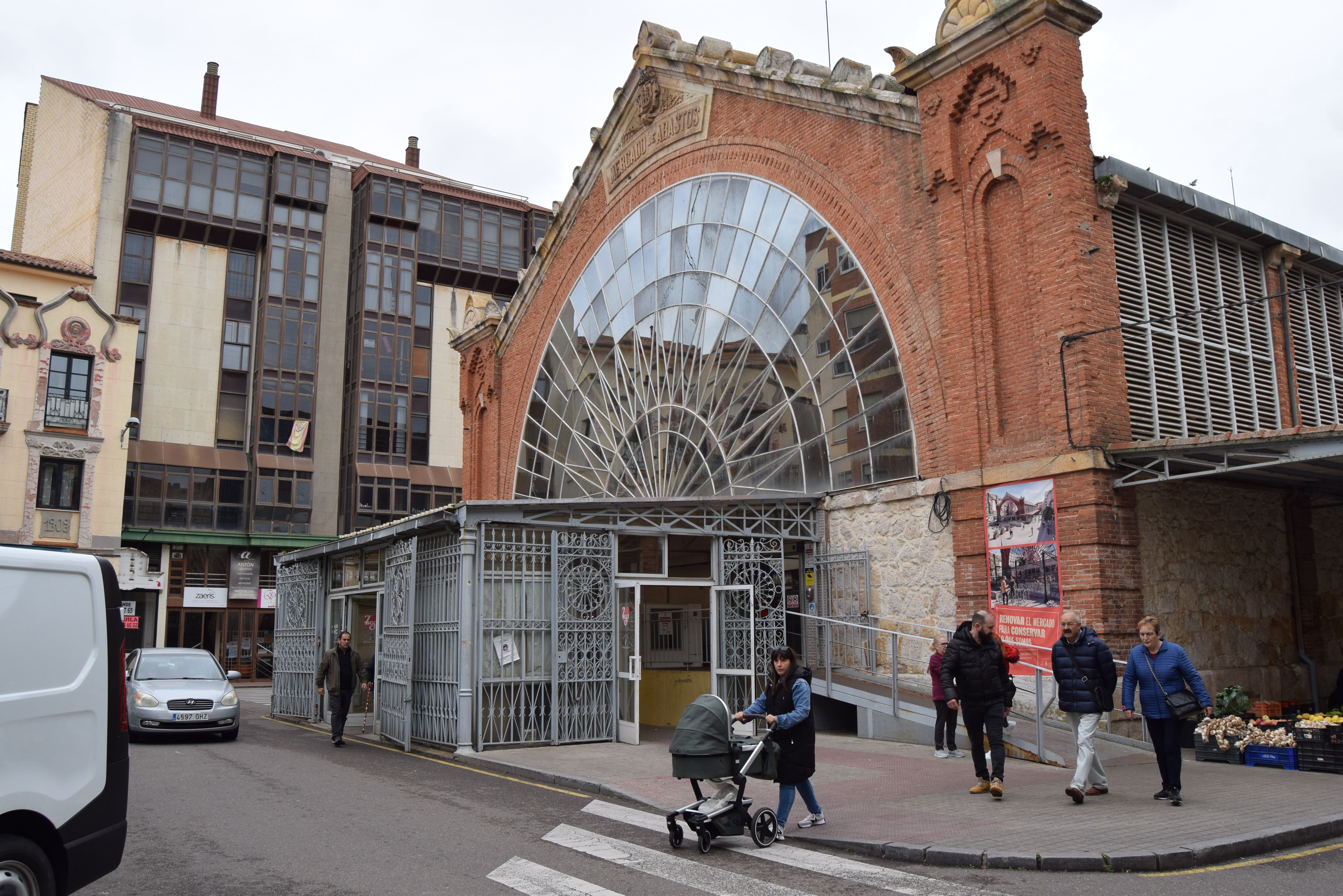 Los zamoranos acuden al Mercado de Abastos (1)