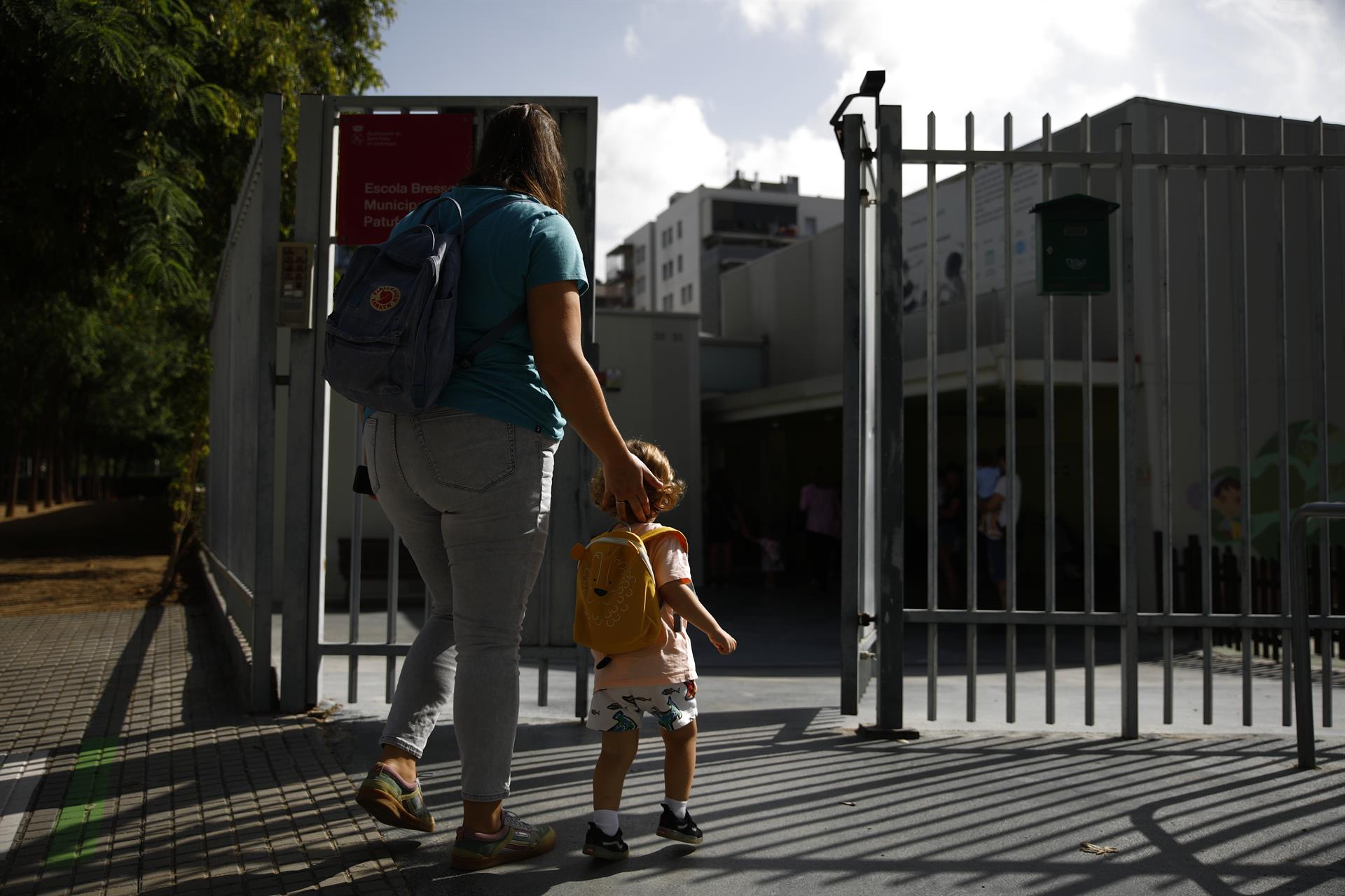 Una madre lleva a su hijo a un centro de educación infantil. Guardería. EP