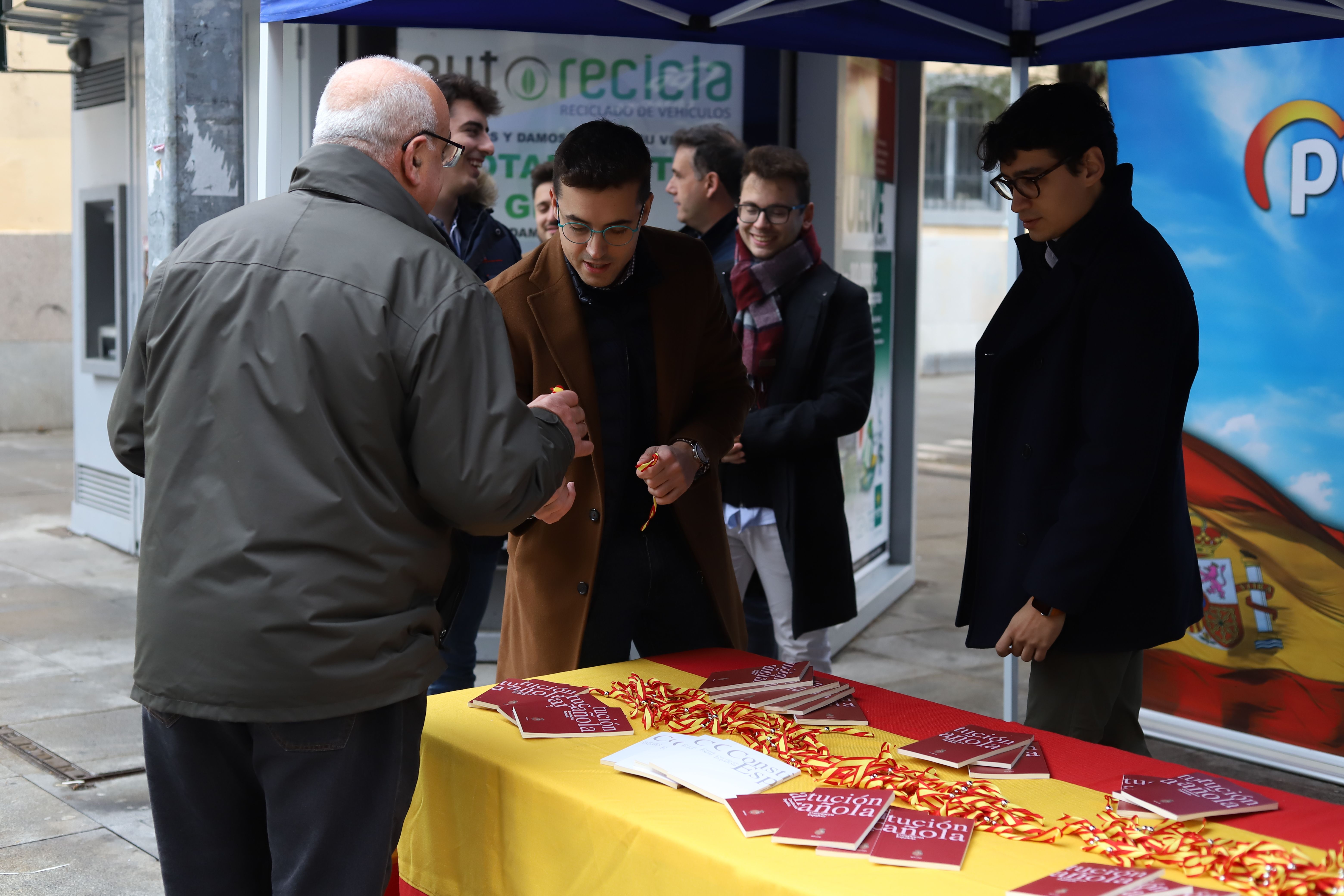 NN.GG reparte ejemplares de la Constitución y pulseras de la bandera de España en Zamora (4)