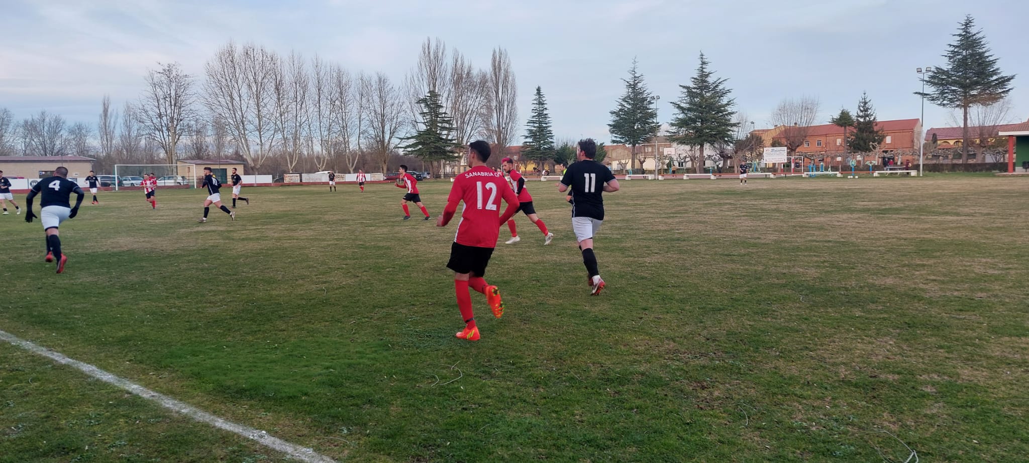 Un instante del encuentro entre el CD Camarzana y Los Valles y el Sanabria CF de la pasada temporada