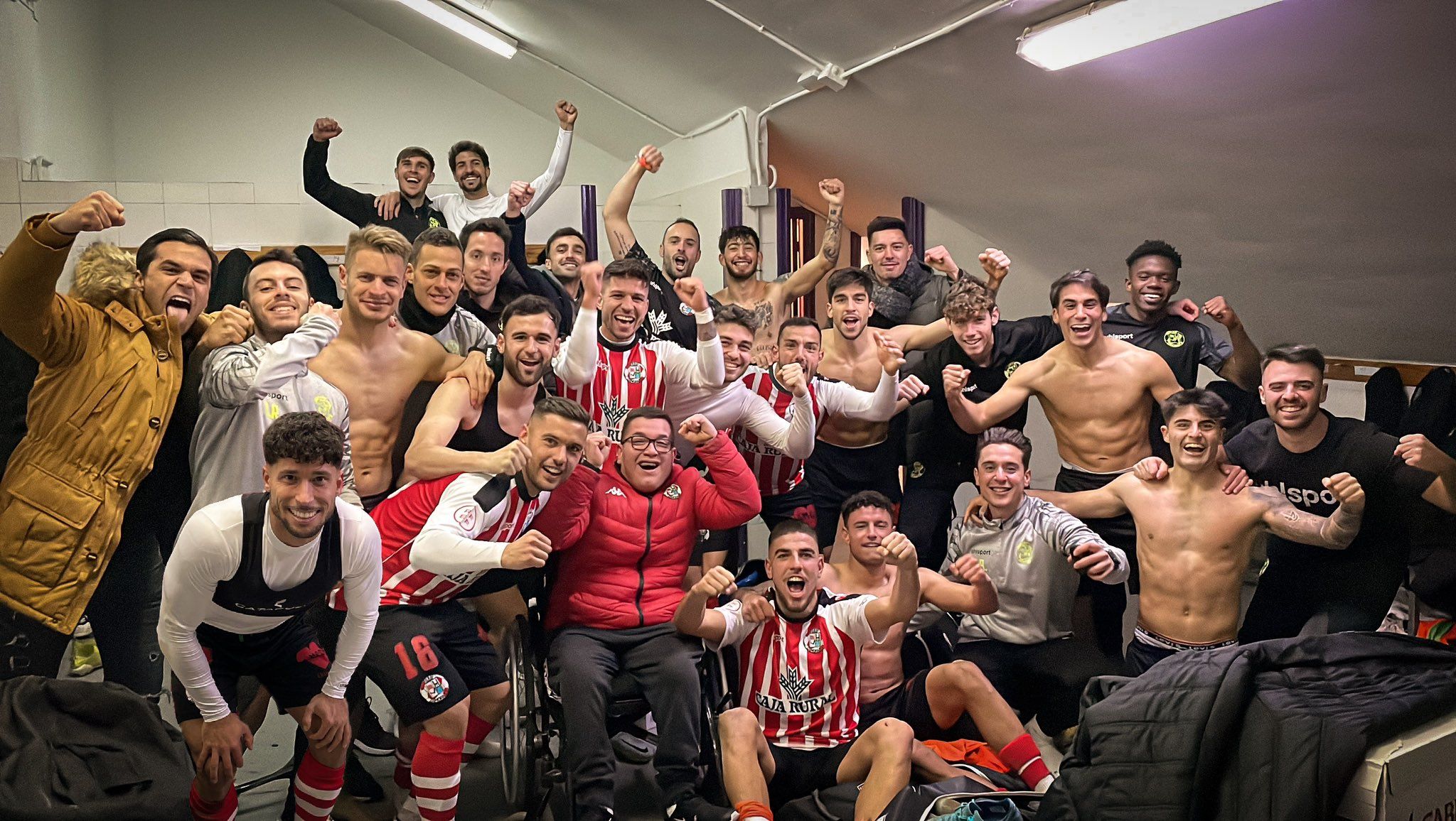 La plantilla del Zamora CF celebra el triunfo en Valladolid