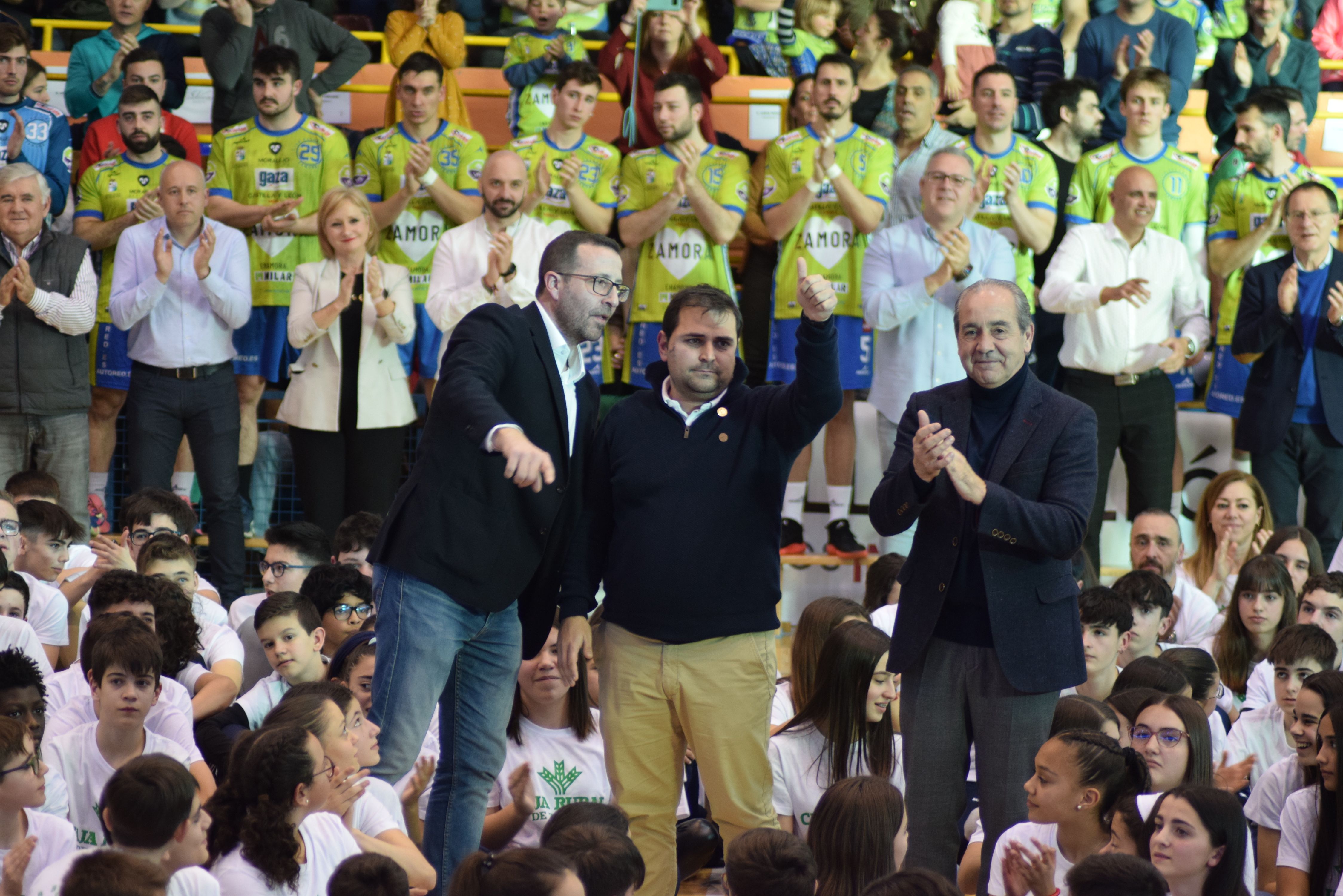 Eduardo García Valiente recibe la insignia de oro por parte del Balonmano Zamora